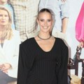 У вези је са татиним колегом: Ово је ћерка покојног Неше Ненадовића, заблистала на црвеном тепиху у хаљини са дубоким…
