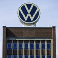 Folksvagen ukida oko 50.000 radnih mesta do kraja decenije, dobit pala za 54 odsto