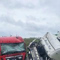Судар два камиона код Сврљига: Сувозач остао заглављен у кабини, хитно превезен у болницу (фото)