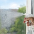 Domaćinstvima u Srbiji se savetuje da početkom sledeće nedelje poprskaju prozore ovom namirnicom iz kuhinje