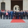 Нигде Вучића: На фотографији светских званичника из Париза опет нема председника Србије