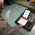 Kvarovi skenera u Brčkom: Birački odbori prelaze na stari sistem i listiće ubacuju direktno u kutije (foto)