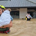 (FOTO) Hrabri slovenački vatrogasci spašavali decu iz potopljenog vrtića