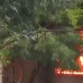 Izbio požar u hotelu kod Smedereva: Navodno ubačen zapaljivi materijal u prostoriju, buknula vatra u zgradi (video)