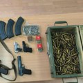 Policija muškarcu iz Kragujevca zaplenila automatsku pušku, karabin i tri pištolja