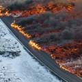 FOTO: Lava prešla glavni put ka Grindaviku