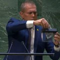 Skandal na sednici Generalne skupštine UN: Predstavnik Izraela isekao Povelju UN, pa osudio glasanje: "Sram vas bilo!" (foto…