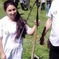 Saška je najmlađa takmičarka u ručnom košenju održanom kod Bora: Na snazi i tehnici zavide joj mnogi muškarci