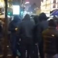 Građani sa protesta u Beogradu oterali mladiće sa maskama (VIDEO)