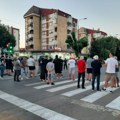 Odavanje pošte kod semafora, pa šetnja kroz grad