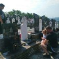 Na putu kod Srebrenice postavljene fotografije stradalih Srba tokom rata u Bosni