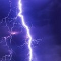 Oluja besni nad Istrom, 2500 munja, bujice gutaju gradove