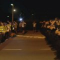 Studenti i građani stigli do zgrade BIA: Kordon policije im ne da da priđu bliže