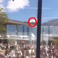 (Video) Da li je ovo kirkov: Ubica?! Čovek u crnom leži na krovu, a onda je odjeknuo pucanj: Usledio je totalno haos, ali…