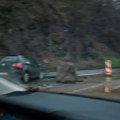 Polovina "Golfa" potpuno smrskana! Ogromna stena pala na automobil u pokretu: Prve slike sa Ibarske magistrale (foto)