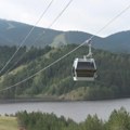 Gondole se sudarile na žičari! Porodice sat vremena visile zarobljene iznad reke