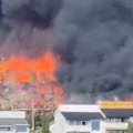 Crni, gusti dim prekrio nebo: Stravičan požar, evakuisano na stotine ljudi (video)