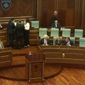 Protest u Prištini: Blokiran ulaz u skupštinu, traže izmene Zakona o Specijalizovanim većima