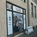 SNS u Kragujevcu zamenio oštećeni plakat u izlogu kancelarije