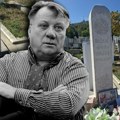Potresna scena na grobu Halida Bešlića: Porodica stigla da obeleži tužnu godišnjicu, unuk Belmin sređivao grob