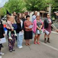Molitvene pesme uz bodljikavu žicu: Crkveni hor pevao ispred Opštine Zvečan - prizor cepa srce