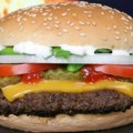 Mekdonalds u jednoj zemlji izbacuje paradajz iz burgera: Cena bi bila previsoka