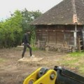 (Foto) ovce, traktori, svuda zelenilo: Ovo je imanje Miloša Bikovića na selu, nalazi se u blizini manastira njegovog brata