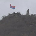 Srpska zastava vraćena na tvrđavu u Zvečanu