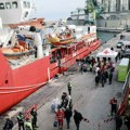 Migranti sa broda „Okean Viking” iskrcani u Kataniji zbog zdravstvenog stanja