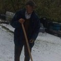 "Ово у животу нисам видео": Нестварна слика деде Ратомира, град усред маја чисти лопатом као да је снег
