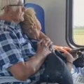 Svaka čast gospodinu Fotografija bake i deke iz voza na Novom Beogradu razgalila mnoga srca