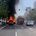 Jeziv prizor u centru Beograda: Automobil nestaje u plamenu u Kneza Miloša, kulja crni gusti dim (video)