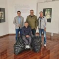 Narodni muzej Zrenjanin uručio čepove Udruženju paraplegičara Banata koje su zaposleni skupljali Narodni muzej Zrenjanin