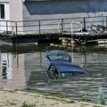 „Umesto u rikverc, ubacio je u prvu“: Momak sa devojkom sleteo u Savu ispod mosta na Adi FOTO