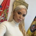 Licemerje na +30: SPS influenserka u bikiniju kraj bazena poziva narod na jedinstvo i mir (FOTO)