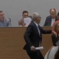 Incident na SO Stari grad: Odbornik SNS povukao za majicu odbornika ZLF-a