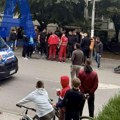 Svi su potrčali da mu pomognu: Sudar motora i automobila u strogom centru Novog Pazara, povređen motociklista (FOTO)