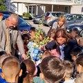 Divna slika iz Kladova: Mališani u dvorištu škole zasadili svoje Drvo generacije i imaju važnu poruku za sve
