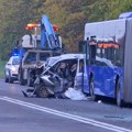 Sudar autobusa i automobila na Obrenovačkom putu – jedna osoba poginula, osmoro povređenih