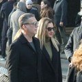 Joksimovići stigli na sahranu oca Zvezdana Terzića: Poznati par došao na poslednji ispraćaj, Jovana sakrila lice