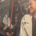 Pokrenuta žustra rasprava na mrežama: Devojka u prevozu izgovorila rečenicu zbog koje bruji internet (video)