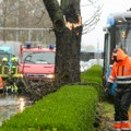 (Video) Nevreme napravilo haos kod komšija! Vetar čupao stabla i krovove, u sat vremena temperatura pala čak 15 stepeni