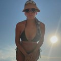 "Mogu da predajem deci u školi" Naša pevačica se udala za žandarma i postala profesorka: Sad se skinula u bikini i podigla…