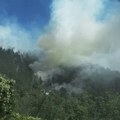VIDEO Na desetine požara uz magistralu Novi Pazar–Kraljevo: Vatra guta rastinje kilometrima, dim otežava saobraćaj