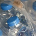 Posle čepova, plastične flaše menjaju izgled: Evo zašto više neće biti kristalno providne i šta to znači za potrošače