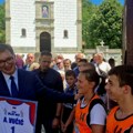 Poseban poklon za predsednika: Mladi sportisti iz Bujanovca se zahvalili Vučiću na pomoći (foto)