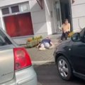 Nestvarna scena u Banjaluci: Dva muškarca leže nepomična na trotoaru, gospođa sedi i mirno ih posmatra (video)