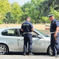 Vozač BMW pokušao da pobegne policiji pa se zakucao u ogradu: Za dlaku izbegnuta tragedija u Novom Pazaru