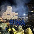 Neverovatna slika sa ustaničkog Ljubića: Na stotine vernika prisustvovalo paljenju badnjaka ispred crkve Svetog kneza Lazara…