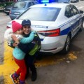 (Foto)Saobraćajni policajci zaustavljali vozila i delili paketiće deci